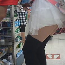 ニーハイ美女の見せパンの更に奥を覗こうとコンビニで執拗に接近撮影